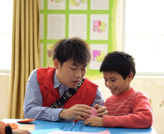 青年新风采·志愿新风尚 | 隆安县青年志愿者到特殊学校、敬老院开展学雷锋志愿服务活动