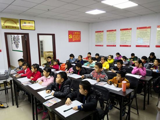 隆安县“情暖童心”流动少年宫公益课堂开课啦！