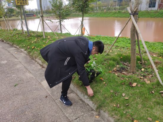 广西民族大学思源湖校区“爱绿、护绿”活动顺利举行
