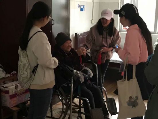 广西民族大学思源湖校区“敬老、爱老”活动顺利举行