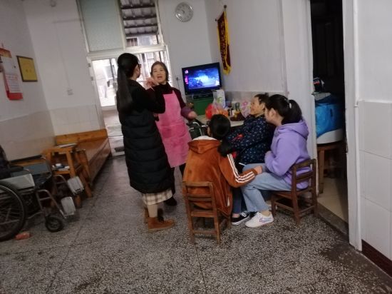 广西师范大学青年志愿者协会数学与统计学院分会开展“关爱老人、奉献爱心”志愿活动