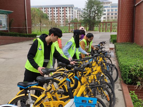 广西民族大学思源湖校区“爱绿、护绿”活动顺利举行