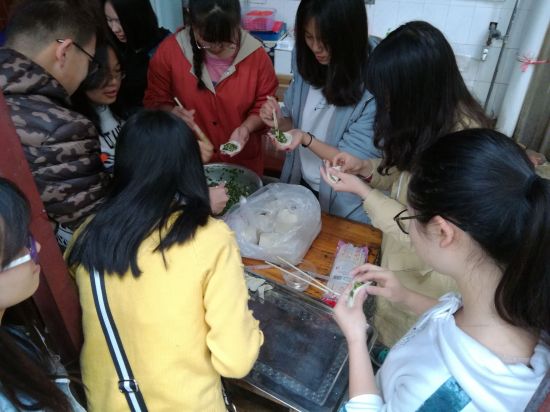 广西师范大学青年志愿者协会数学与统计学院分会开展“关爱老人、奉献爱心”志愿活动