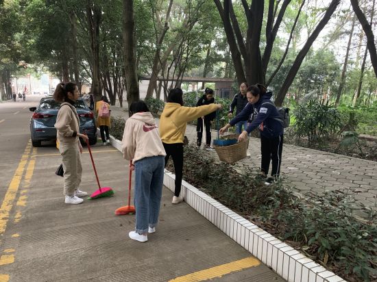 广西民族大学情系“三农”协会志愿者学雷锋活动顺利进行