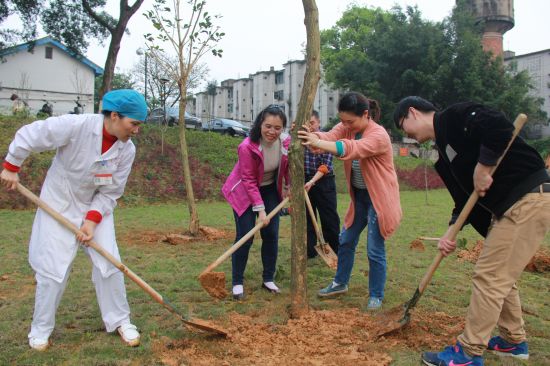 广西科技大学一附院组织青年志愿者参与“共植文化林”种树活动