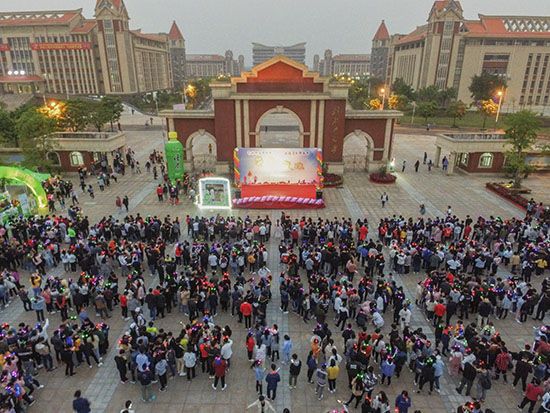 荧光灿烂,奔跑之夜——北部湾大学举办“荧光闪耀新时代 共谱湾大新篇章”荧光夜跑活动