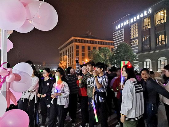 荧光灿烂,奔跑之夜——北部湾大学举办“荧光闪耀新时代 共谱湾大新篇章”荧光夜跑活动