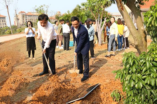 树常青，情常在——记北部湾大学2019年“毕业树”捐植活动