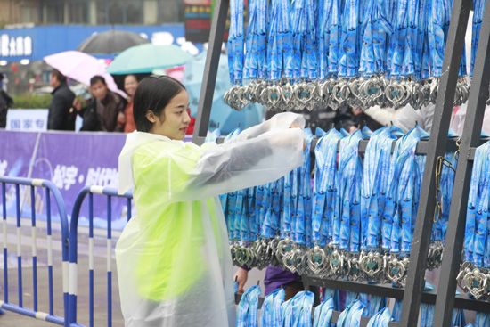 心承暖阳,风雨无阻——北部湾大学学子热情服务钦州国际半程马拉松赛
