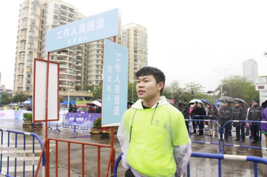 心承暖阳,风雨无阻——北部湾大学学子热情服务钦州国际半程马拉松赛