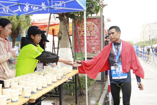 心承暖阳,风雨无阻——北部湾大学学子热情服务钦州国际半程马拉松赛