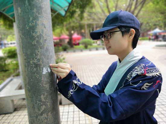 广西民族大学子非鱼汉服社开展“学雷锋”活动