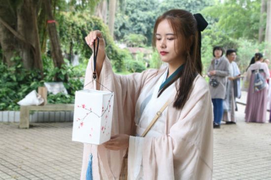广西民族大学子非鱼汉服社举办己亥年花朝节民俗体验活动