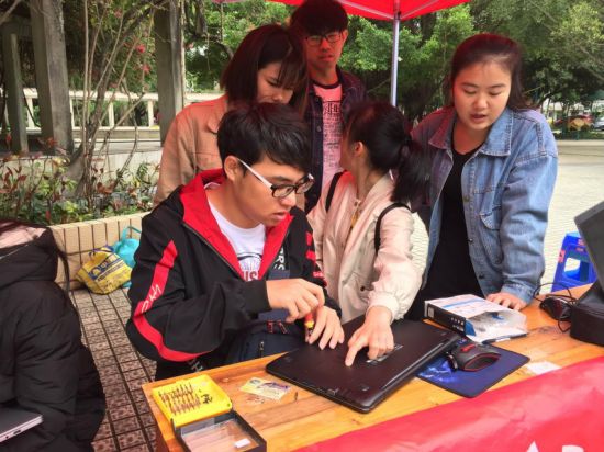 广西民族大学计算机俱乐部开展“学雷锋”义务维修活动