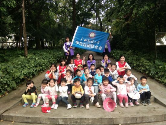 广西民族大学开展“绿植知多少”绿植入园讲解活动