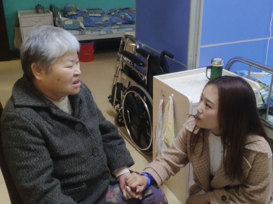 情暖夕阳,爱驻我心——广西民族大学社联、微爱心社团和1 +1基金会联合开展敬老院慰问服务活动