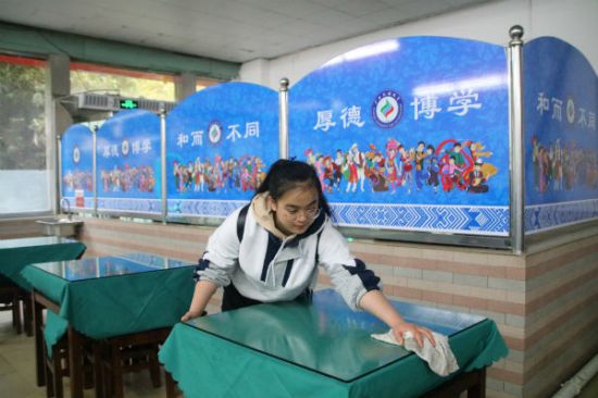 广西民族大学学生社团联合会开展“走进食堂”学雷锋志愿服务活动