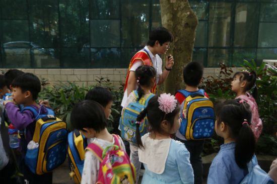 广西民族大学开展“绿植知多少”绿植入园讲解活动