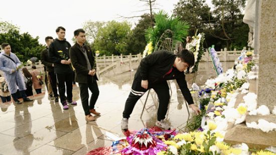 慎终追远 缅怀先辈：广西科大一附院开展清明节祭扫烈士陵园活动