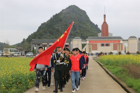 漓江学院团委开展特别主题团日活动