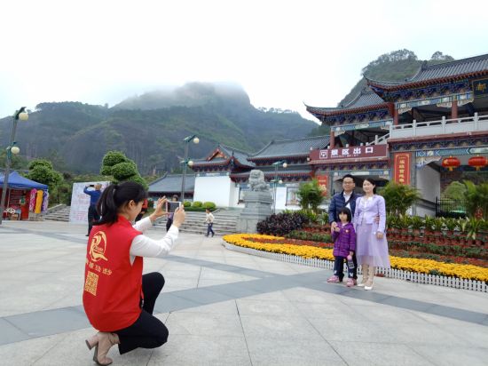 容县团委组织旅游志愿者开展“青春助力  i游容州”旅游志愿服务活动