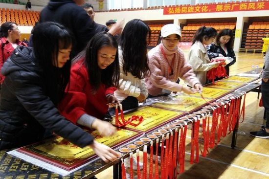 广西师范大学乐群志愿者为“壮族三月三,民族体育炫”活动增添光彩