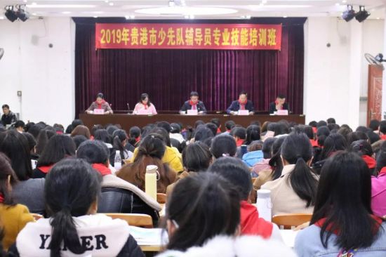 为少先队事业奋斗，奉献青春年华