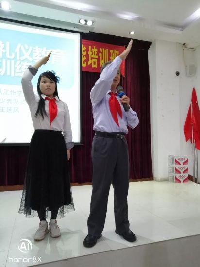 为少先队事业奋斗，奉献青春年华