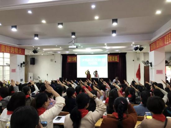 为少先队事业奋斗，奉献青春年华