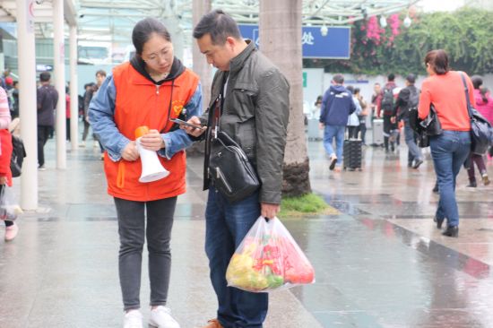 志愿在我行，奉献我快乐—广西民族大学志愿者积极参加 “三月三”和“清明”小长假铁路服务工作