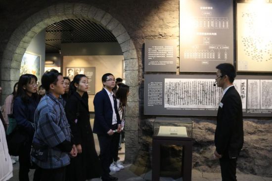 广西民族大学政管学院团委学生会赴广西烈士陵园开展“青春心向党·建功新时代”主题教育实践活动