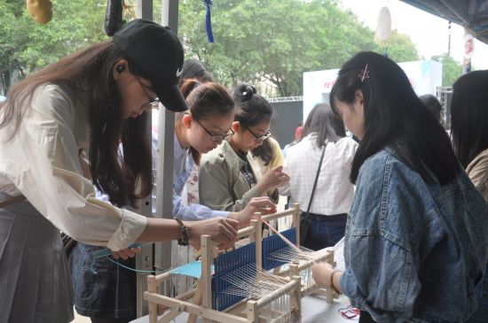 壮族三月三，民大嘉年华——广西民族大学民族学与社会学学院于“三月三大联欢活动”中开展活动