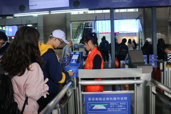 志愿在我行，奉献我快乐—广西民族大学志愿者积极参加 “三月三”和“清明”小长假铁路服务工作