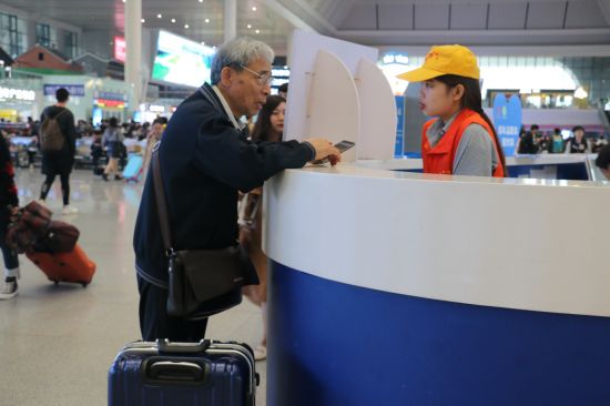 志愿在我行，奉献我快乐—广西民族大学志愿者积极参加 “三月三”和“清明”小长假铁路服务工作