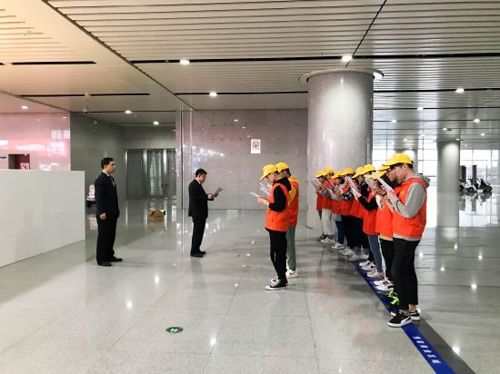 志愿在我行，奉献我快乐—广西民族大学志愿者积极参加 “三月三”和“清明”小长假铁路服务工作