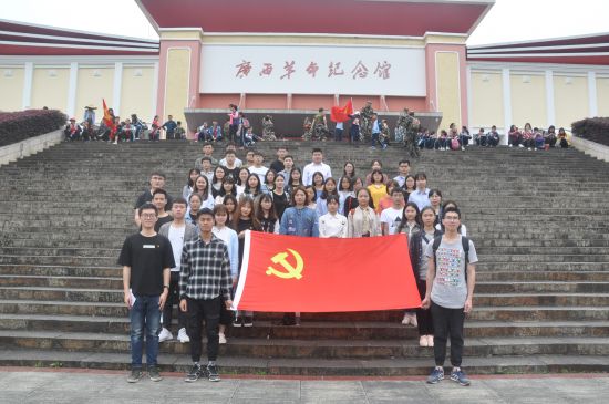 广西民族大学民社学院师生代表赴自治区烈士陵园开展缅怀革命先烈扫墓活动