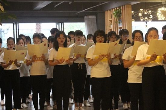 广西师范大学万众爱心学校举办共读观文馆经典快闪活动