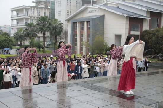广西师范大学200余名学子助力爱心公益,再掀“国学诵读热”