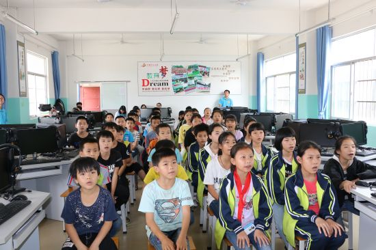 隆安县开展“安全校园 · 阳光成长“青少年自护教育进校园活动