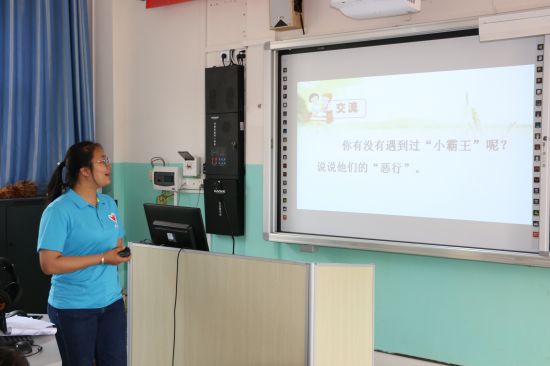 隆安县开展“安全校园 · 阳光成长“青少年自护教育进校园活动