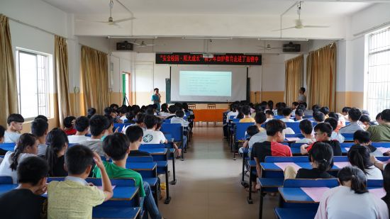 隆安县开展“安全校园 · 阳光成长“青少年自护教育进校园活动