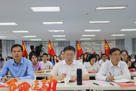 广西民族大学各族青年 积极收看纪念五四运动100周年大会现场直播