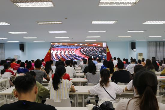 广西民族大学各族青年 积极收看纪念五四运动100周年大会现场直播