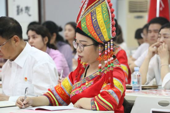 广西民族大学各族青年 积极收看纪念五四运动100周年大会现场直播