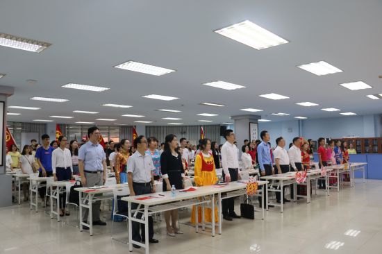 广西民族大学各族青年 积极收看纪念五四运动100周年大会现场直播