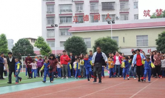 灌阳县开展以“大手拉小手，你我共成长”为主题的亲子活动