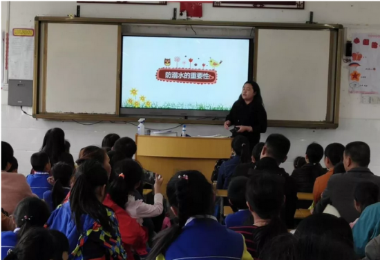 灌阳县开展以“大手拉小手，你我共成长”为主题的亲子活动