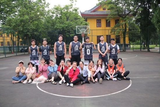 广西师范大学历史文化与旅游学院举办欢送杯篮球赛