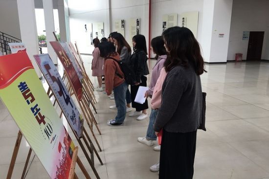 广西师范大学设计学院本科生2016级党支部举办“匠心绘影”庆祝五四运动100周年主题海报展