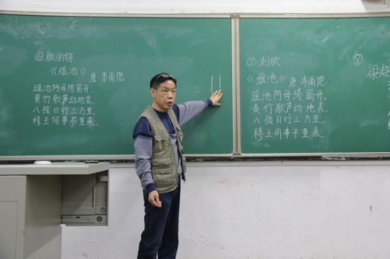 广西师范大学历史文化与旅游学院举办“墨海竞发,纸上华芳”三笔字书法比赛